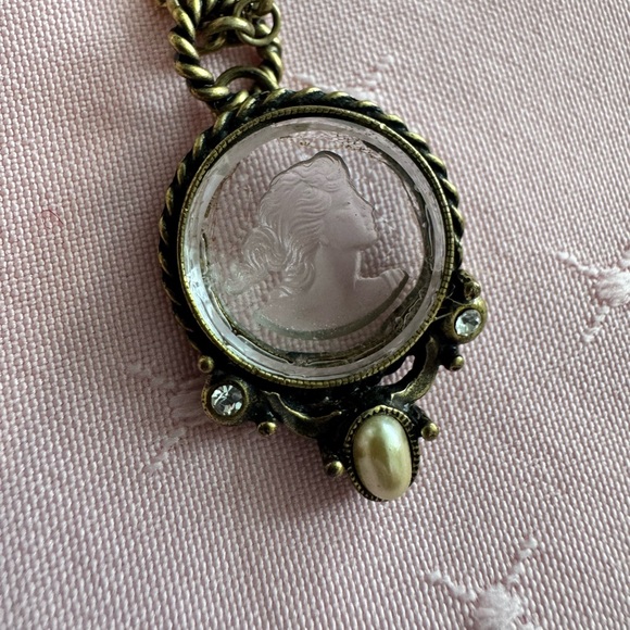 Elegant Gold Pendant Cameo Etched Necklace, Sweet Romance - Picture 9 of 9